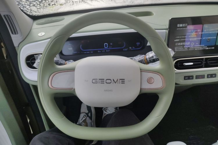 吉利银河 2025款 210km 熊猫骑士中控内饰13