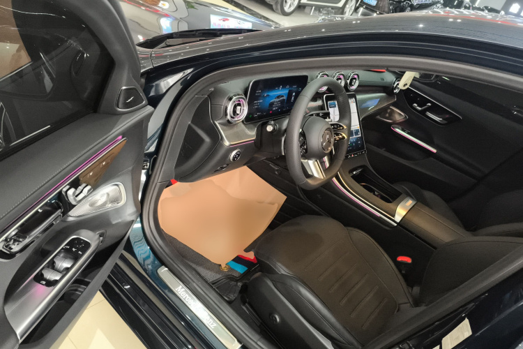 奔驰C级 2024款 改款 C 260 L 皓夜运动版中控内饰20