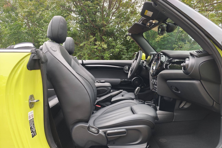 MINI 2023款 2.0T COOPER S CABRIO 艺术家中控内饰7012