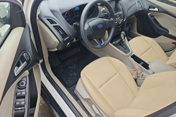 福特 福克斯 2018款 三厢经典 1.6L 自动舒适型智行版中控内饰7003