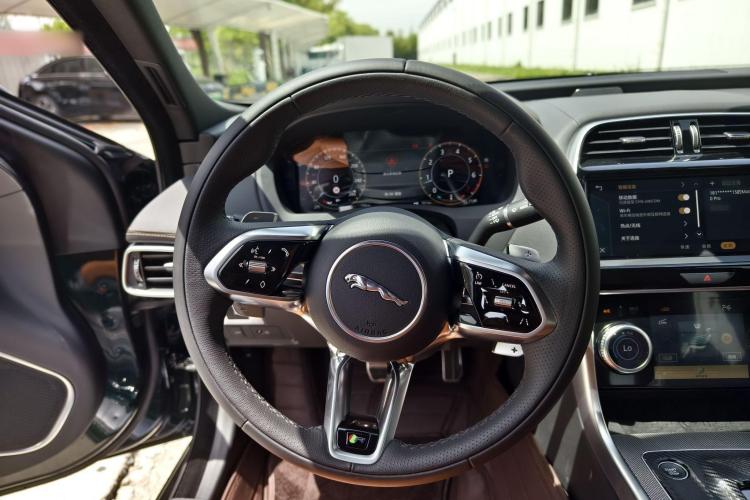 捷豹XEL 2024款 2.0T 250PS R-DYNAMIC S进取运动版中控内饰7002