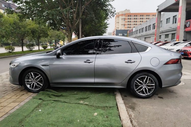 比亚迪 秦PLUS 2021款 DM-i 55KM 旗舰型车身外观4