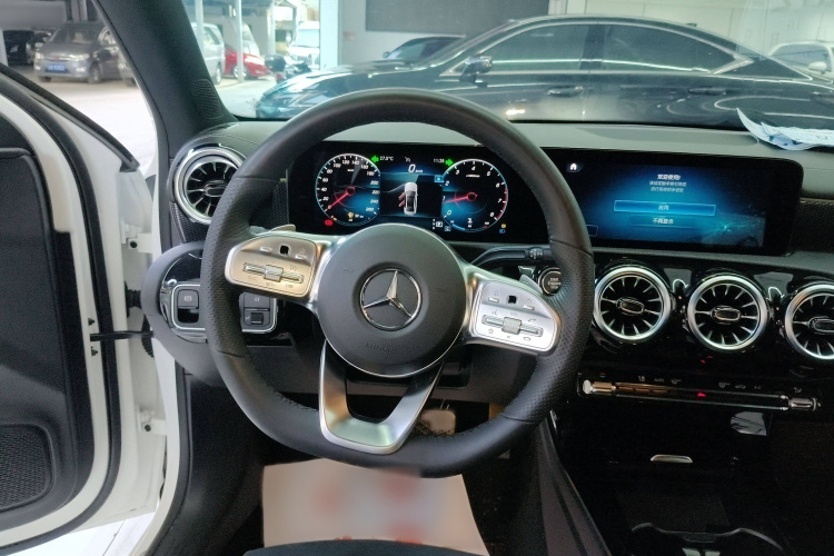 奔驰A级 2021款 A 200 L 运动轿车时尚型局部细节13