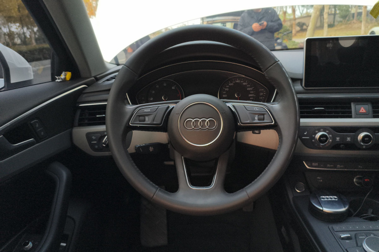 奥迪A4L 2018款 30周年年型 40 TFSI 进取型中控内饰13