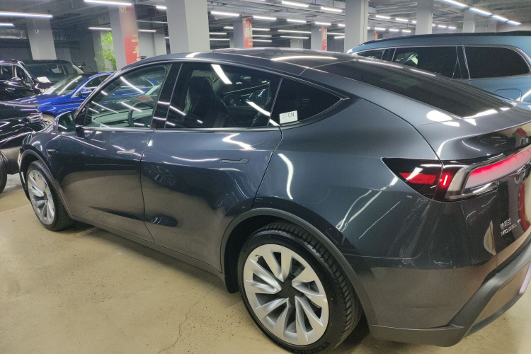 特斯拉 Model Y 2025款 改款 长续航全轮驱动版车身外观4