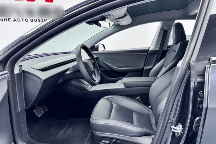 特斯拉 Model 3 2023款 后轮驱动版中控内饰7004