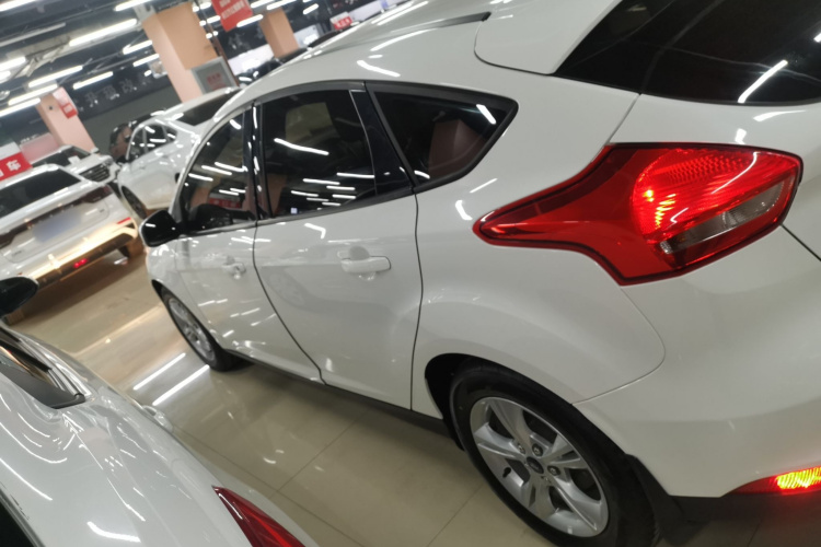 福特 福克斯 2017款 两厢 1.6L 自动舒适型智行版车身外观4