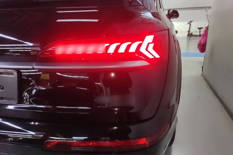 奥迪Q7 2021款 45 TFSI quattro S line运动型车身外观6006