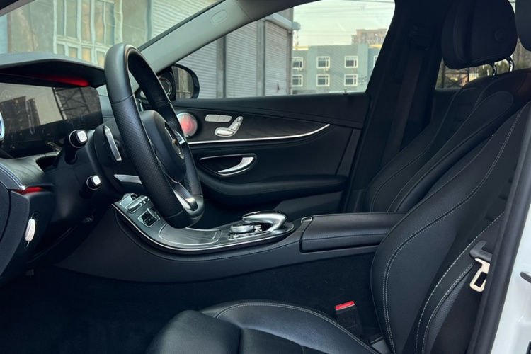 奔驰E级 2018款 改款 E 200 L 运动型 4MATIC中控内饰7003