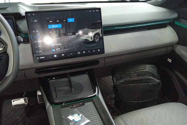 领克08 EM-P 2025款 120km 长续航Halo中控内饰12