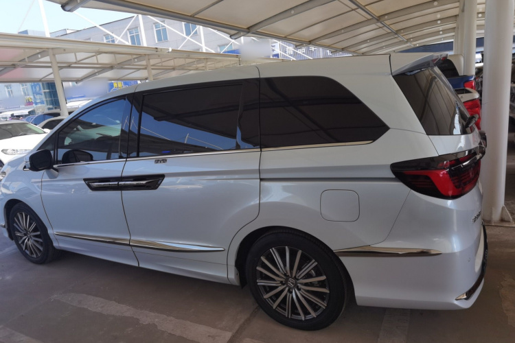 本田 艾力绅 2024款 2.0L e:HEV 豪华版车身外观4