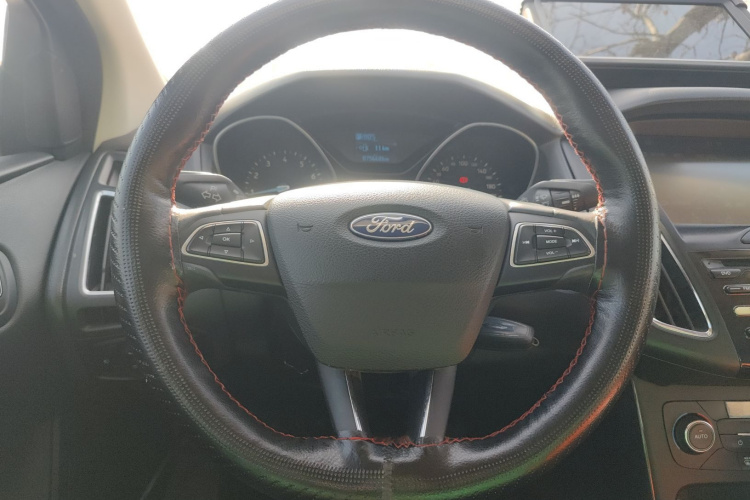 福特 福克斯 2017款 三厢 1.6L 自动风尚型智行版中控内饰13