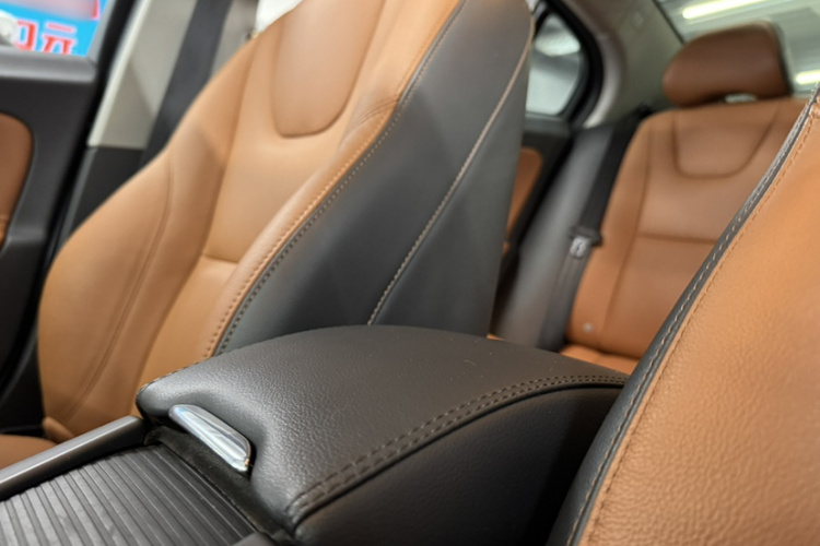 沃尔沃S60 2019款 S60L 改款 T5 智进进阶版局部细节9007