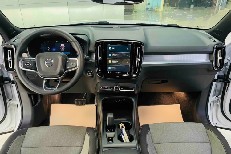 沃尔沃XC40 2023款 B3 智行时尚版中控内饰7002