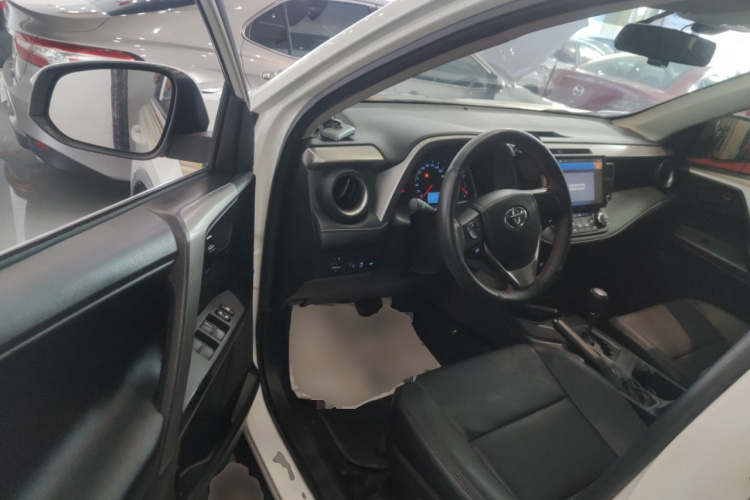 丰田 RAV4荣放 2019款 2.0L CVT两驱先锋版 国V中控内饰20