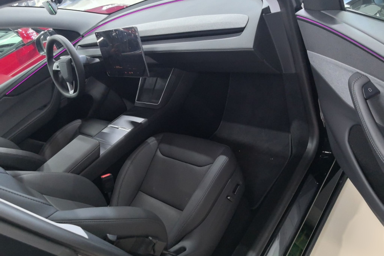 特斯拉 Model Y 2025款 后轮驱动版中控内饰7005
