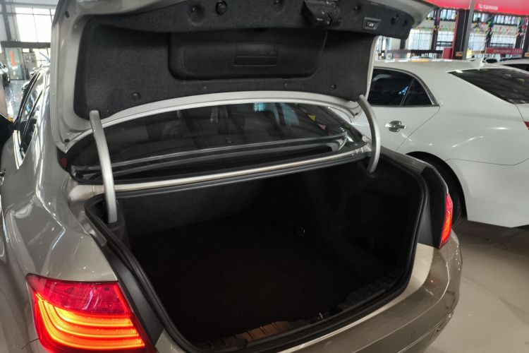 宝马5系 2014款 525Li 豪华设计套装机舱底盘23