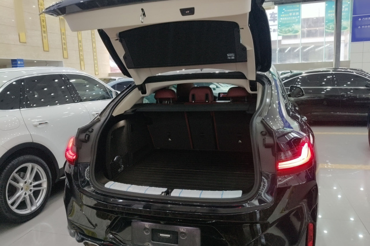 宝马X4 2022款 xDrive 25i M运动套装机舱底盘23