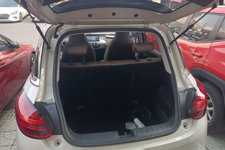 五菱汽车 五菱缤果 2023款 333km 灵犀互联款机舱底盘23