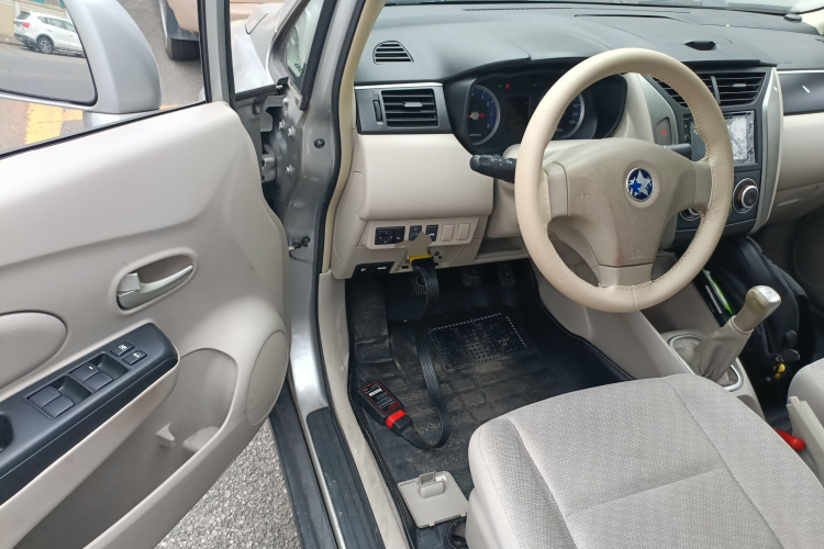 启辰D50 2015款 1.6L 手动时尚版中控内饰20