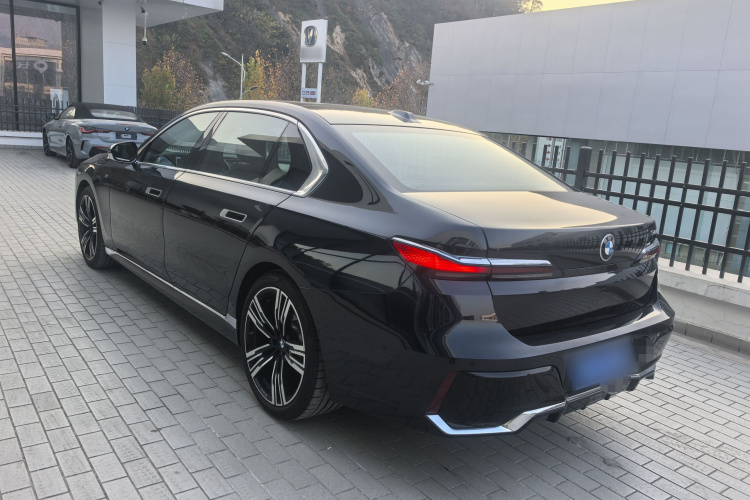 宝马7系 2023款 740Li 领先型 M运动套装车身外观6005