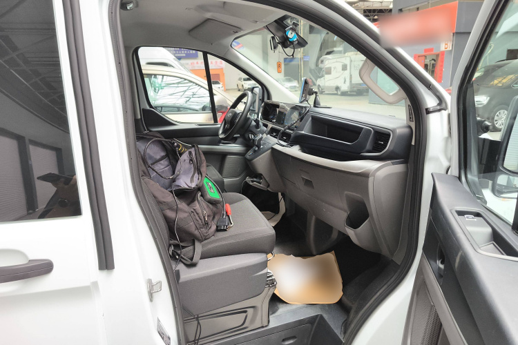 福特 全顺 2023款 2.0T汽油自动多功能商用车中轴低顶5/6座中控内饰41