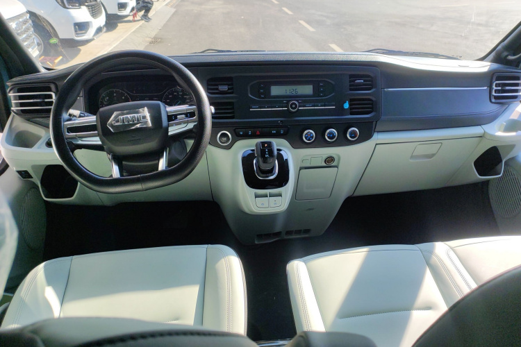 江铃福顺 2025款 2.0T 8AT柴油中轴中高顶商运型多功能乘用车7座中控内饰7002