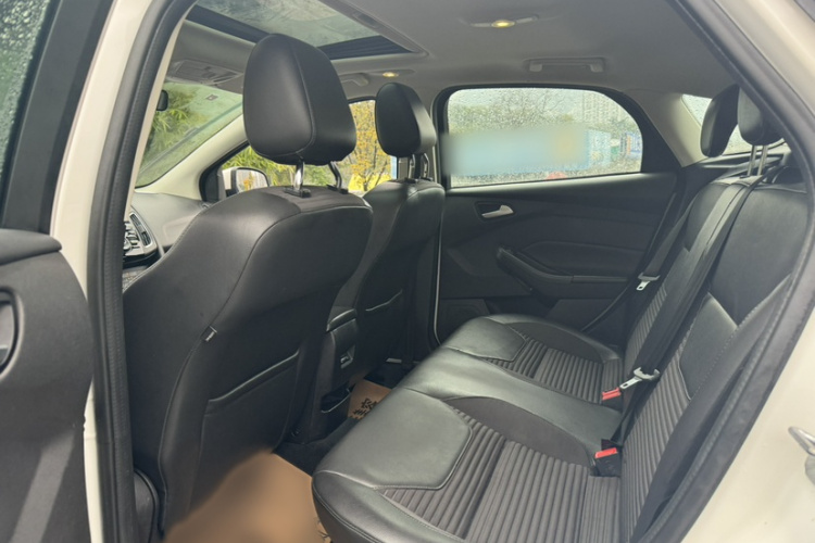 福特 福克斯 2018款 两厢经典 1.6L 自动风尚型智行版车身外观6011