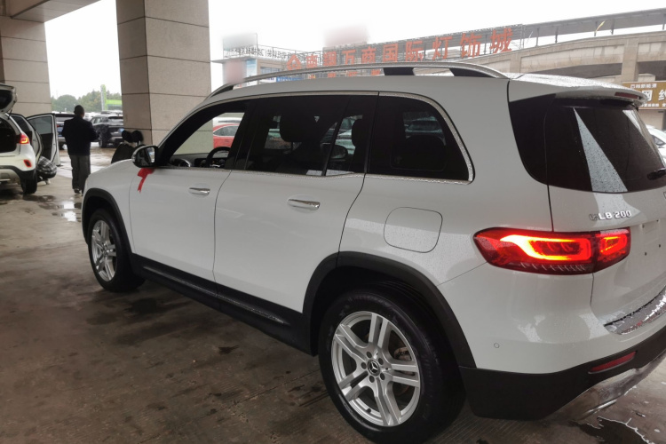 奔驰GLB 2020款 改款 GLB 200 动感型车身外观4