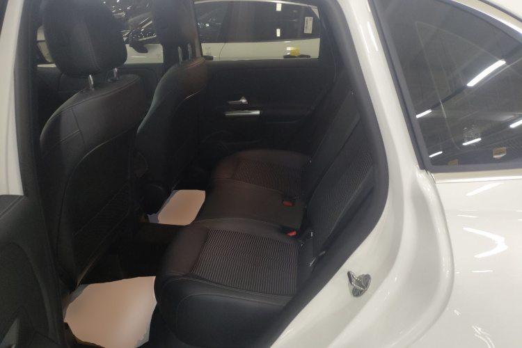 奔驰B级 2022款 改款 B 200 动感型中控内饰21