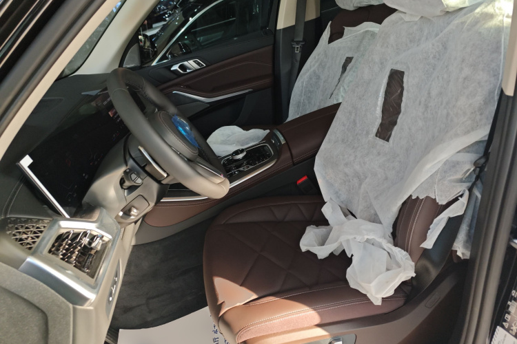 宝马X5 2025款 xDrive 30Li 尊享型M运动曜夜套装中控内饰19