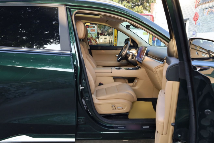 蓝电E5 PLUS 2025款 165km 长续航旅行定制版 7座中控内饰7012