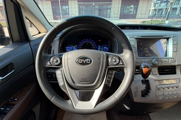 比亚迪M6 2015款 2.4L 自动豪华型中控内饰7006