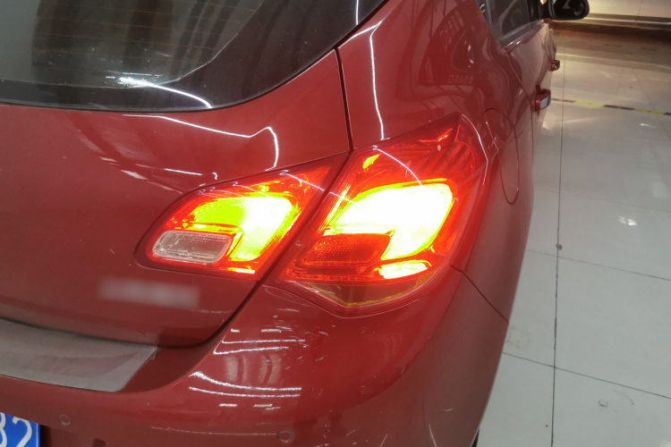 别克 英朗 2014款 XT 1.6L 自动时尚版车身外观9