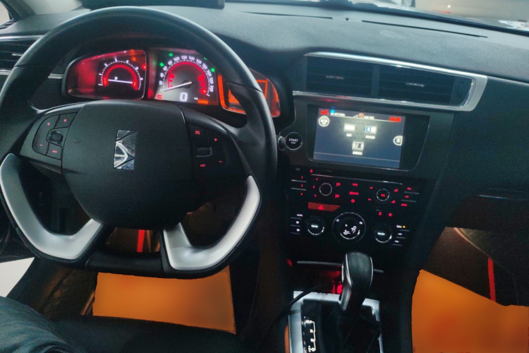 DS 6 2016款 1.6T 豪华版THP160中控内饰12