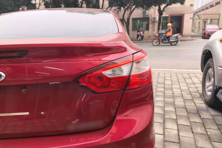 福特 福克斯 2012款 三厢 1.6L 自动风尚型车身外观9