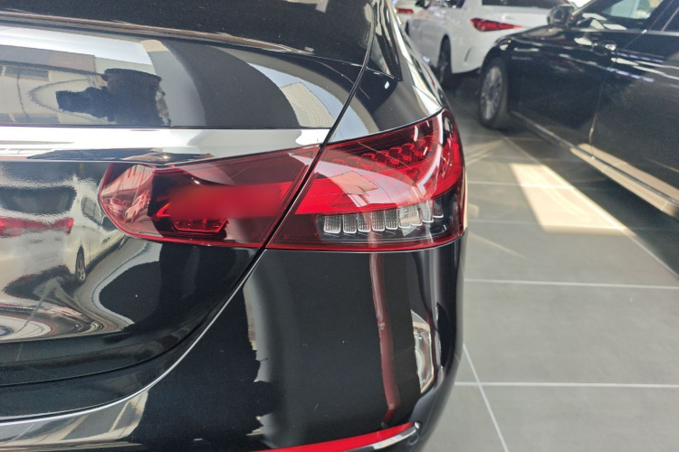 奔驰E级 2023款 改款 E 300 L 运动时尚型车身外观6006