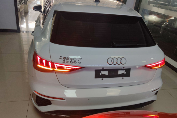 奥迪A3 2021款 Sportback 35 TFSI 时尚运动型车身外观6