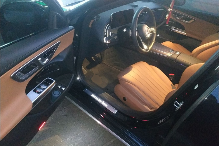 奔驰E级新能源 2024款 E 350 e L 插电式混合动力轿车中控内饰20