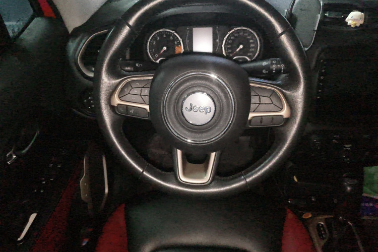 Jeep 自由侠 2018款 互联大屏版 180T 自动劲能版局部细节13