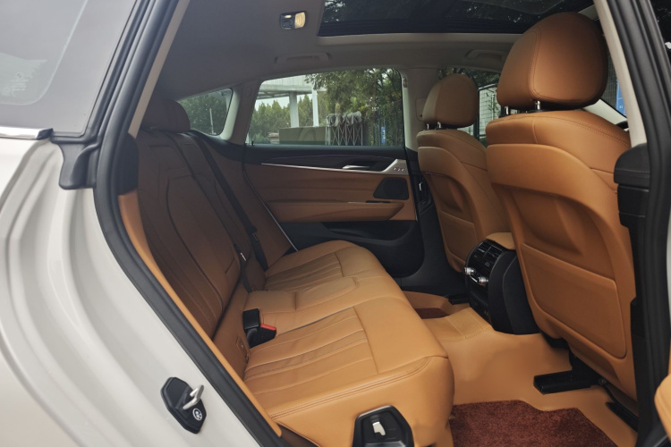 宝马6系GT 2022款 630i 豪华设计套装中控内饰7008