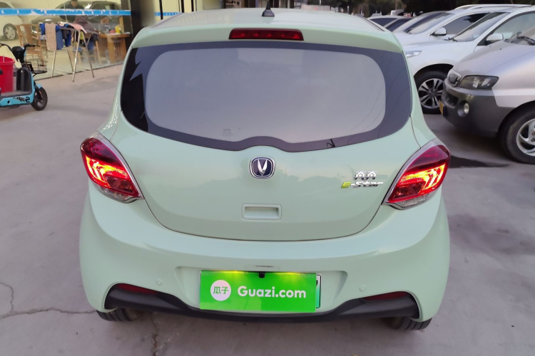 长安欧尚 奔奔E-Star 2022款 清心版 多彩款 磷酸铁锂车身外观6