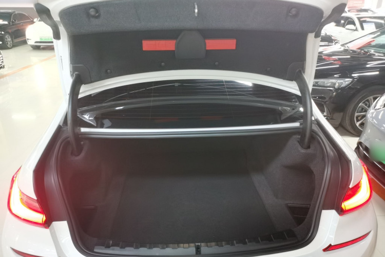 宝马3系 2022款 改款 325i M运动曜夜套装机舱底盘23