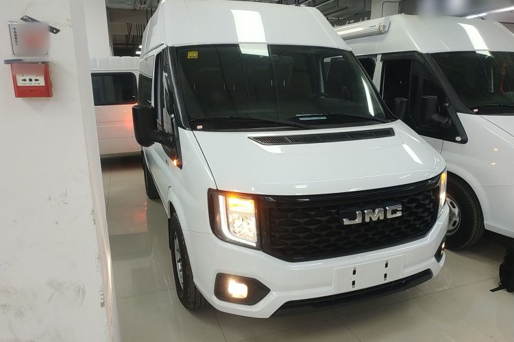 江铃福顺 2023款 2.0T 手动短轴中顶商运型多功能乘用车5座车身外观6002