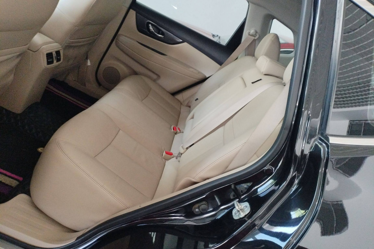 日产 奇骏 2017款 2.0L CVT舒适版 2WD中控内饰7004