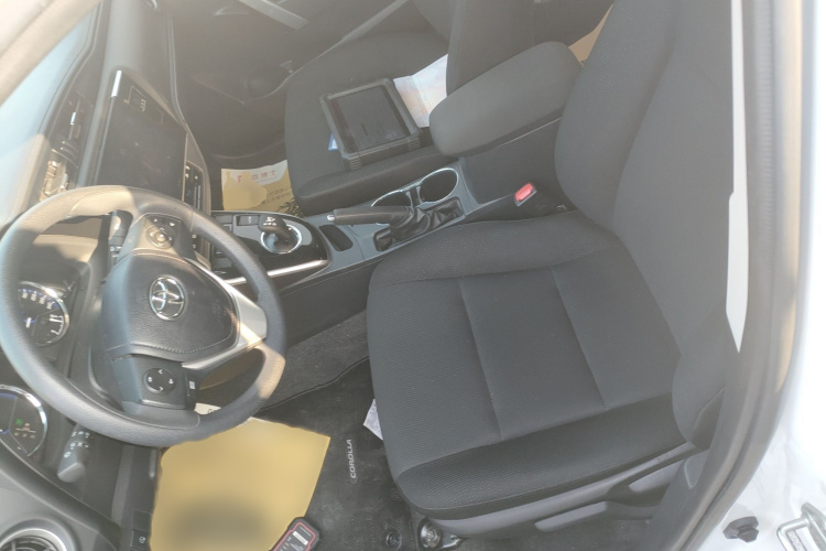 丰田 卡罗拉双擎E+ 2019款 1.8L E-CVT领先版局部细节19