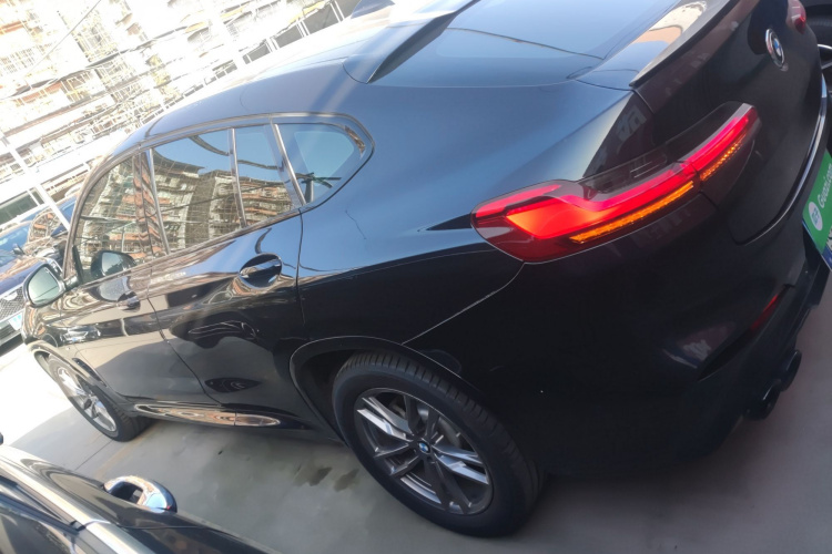 宝马X4 2019款 xDrive25i M运动套装车身外观4