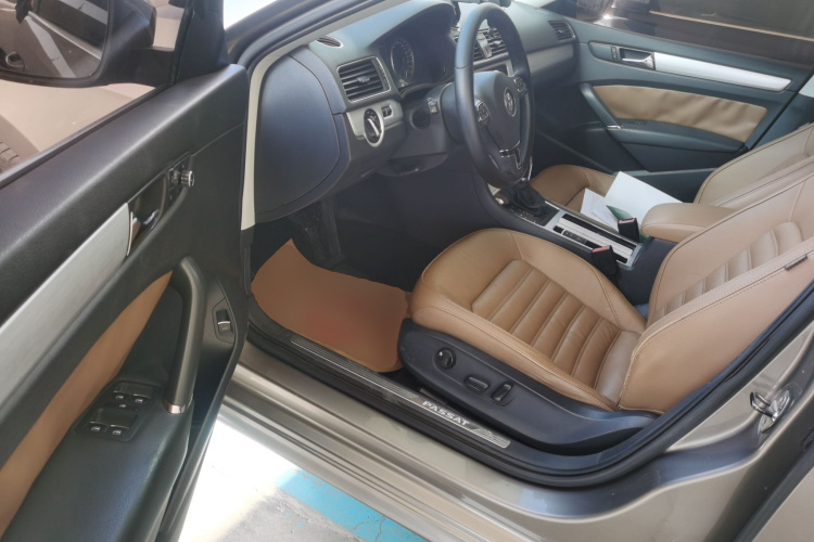 大众 帕萨特 2014款 1.8TSI DSG御尊版中控内饰20