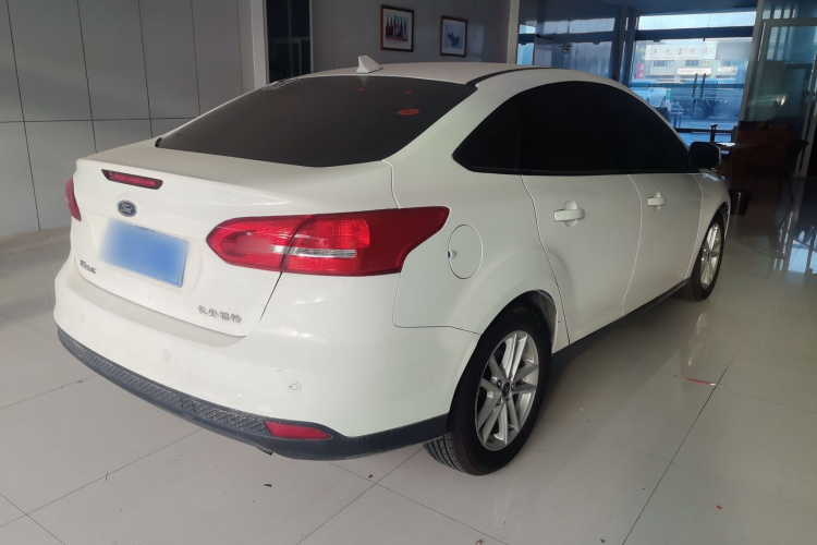 福特 福克斯 2017款 三厢 1.6L 自动风尚型智行版车身外观7