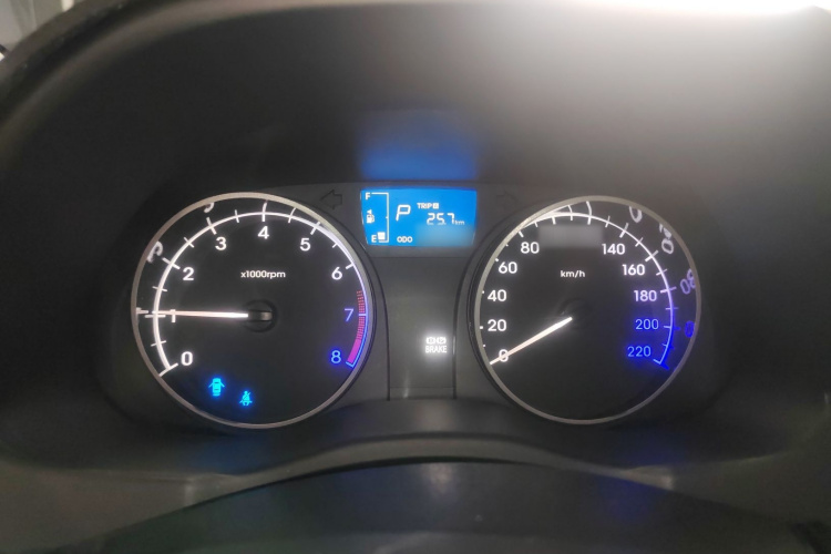 现代 瑞纳 2014款 1.4L 自动智能型GLS局部细节14